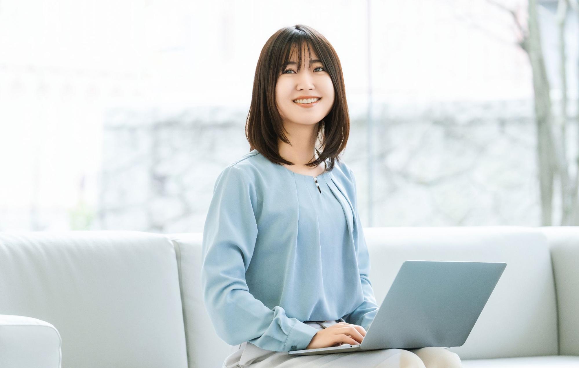 新宿にある静かなレンタルオフィス内でパソコン作業をするビジネスマン