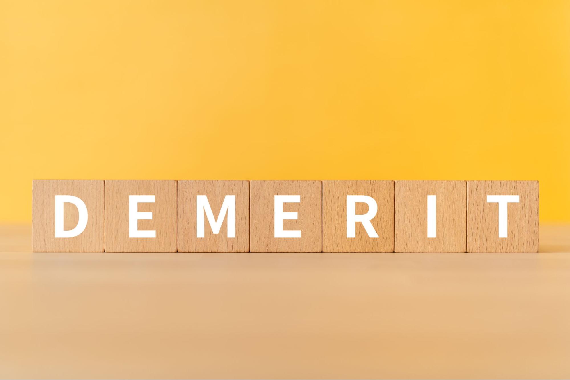 『デメリット』と書かれた木製ブロックのイメージ