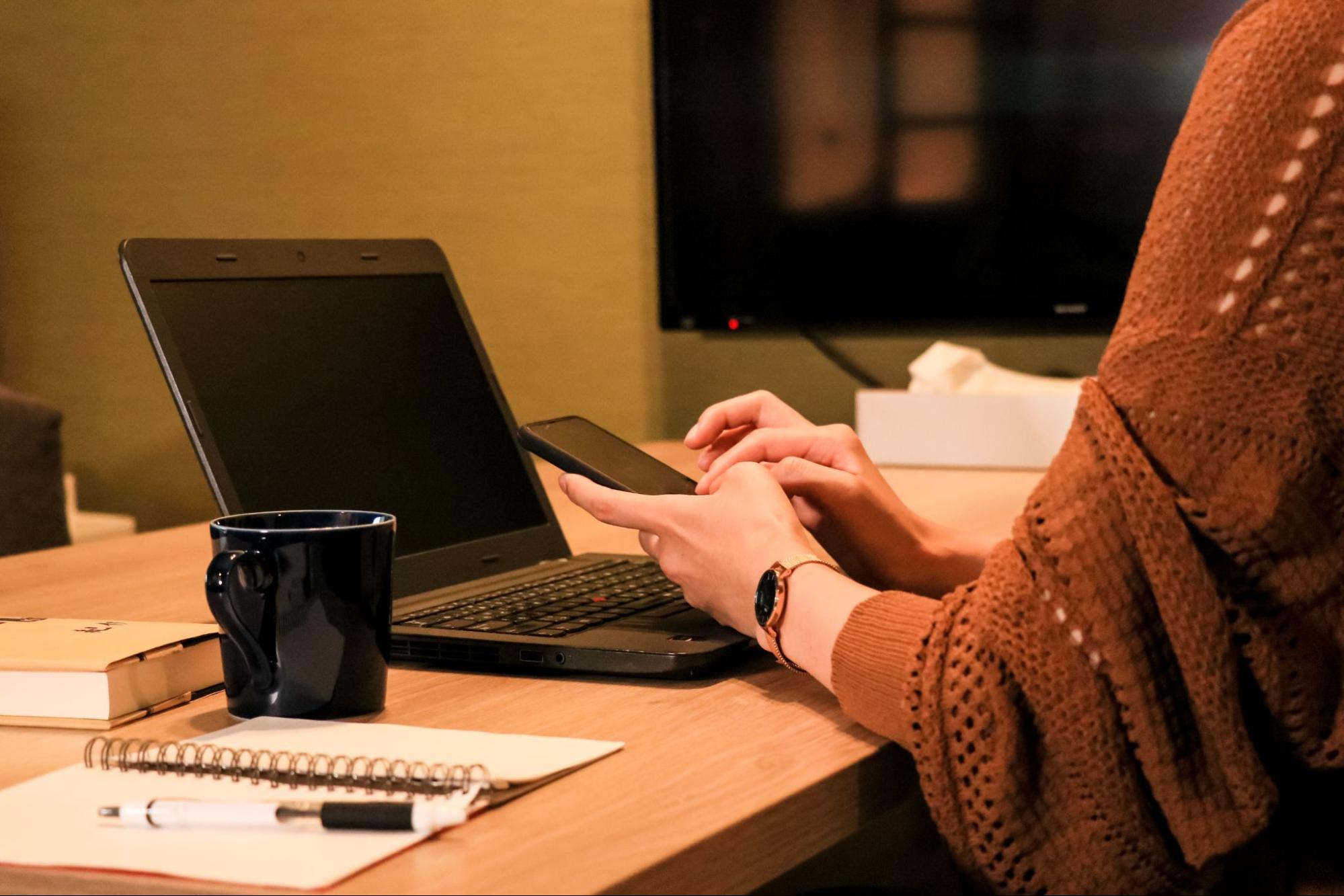 照明が少しくらい東京駅周辺コワーキングスペース内で仕事をしている様子