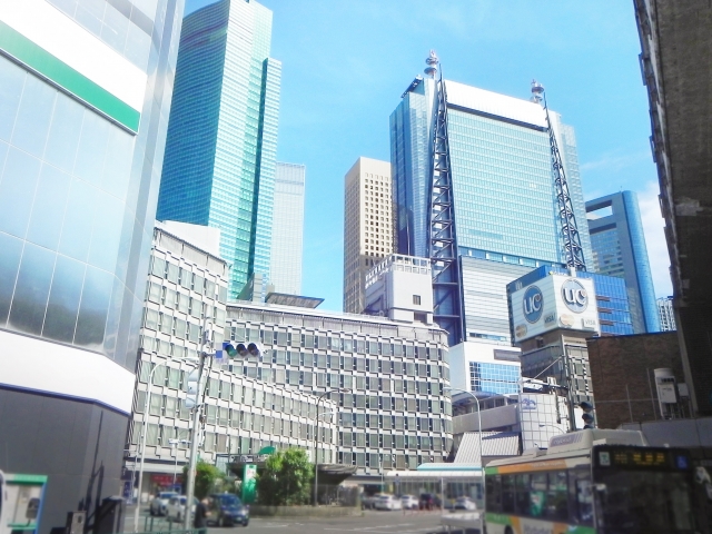 新橋駅前に広がるオフィスビル群とビジネス街の風景