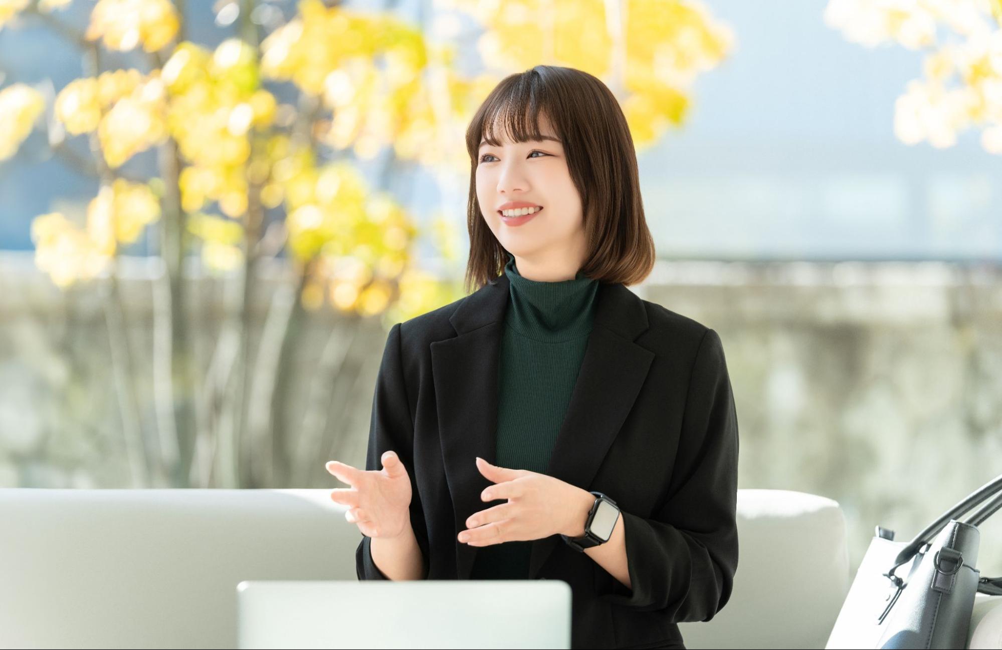 オフィスの改善について説明をしている女性