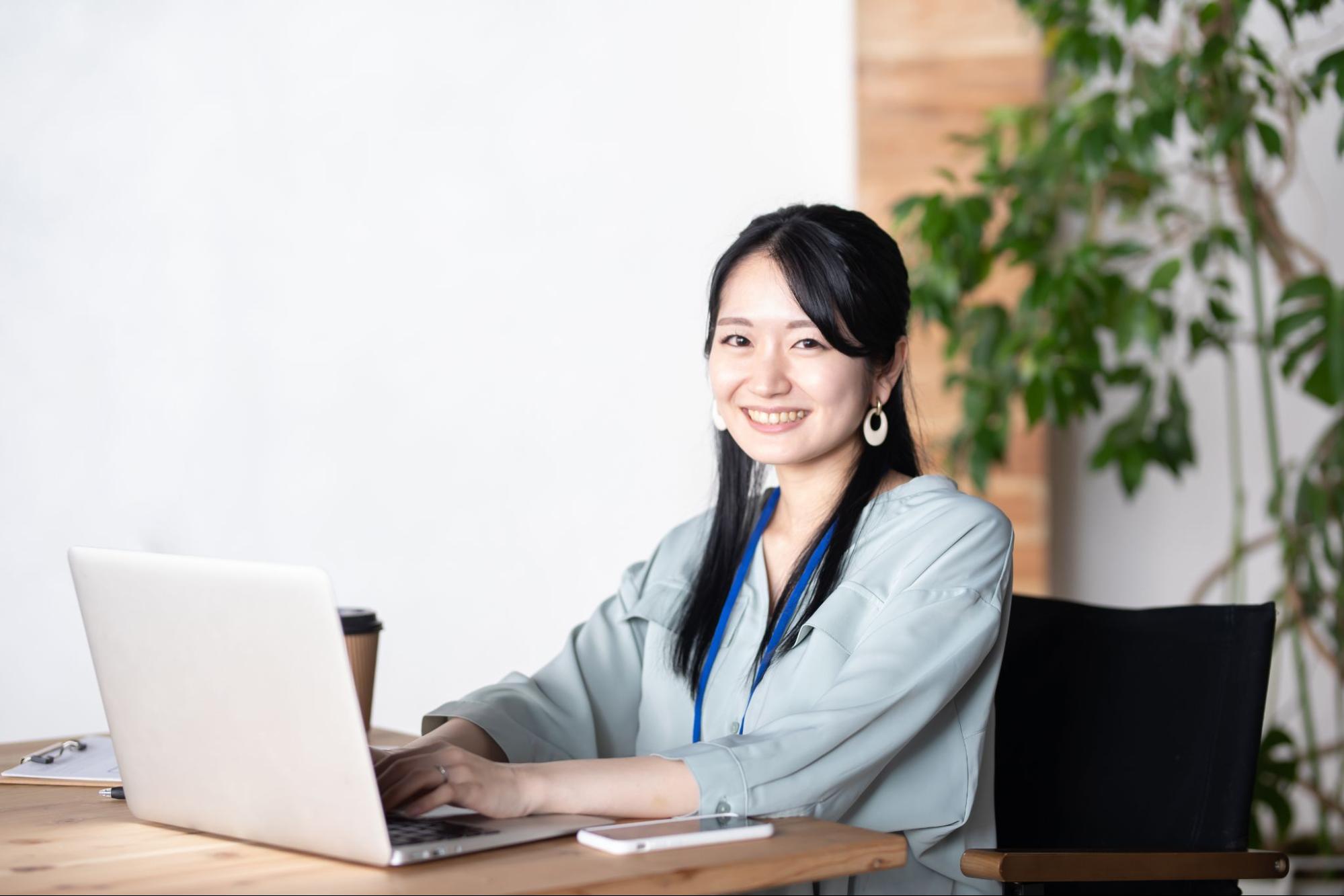 オフィス改革によって働きやすくなった環境で仕事をする社員