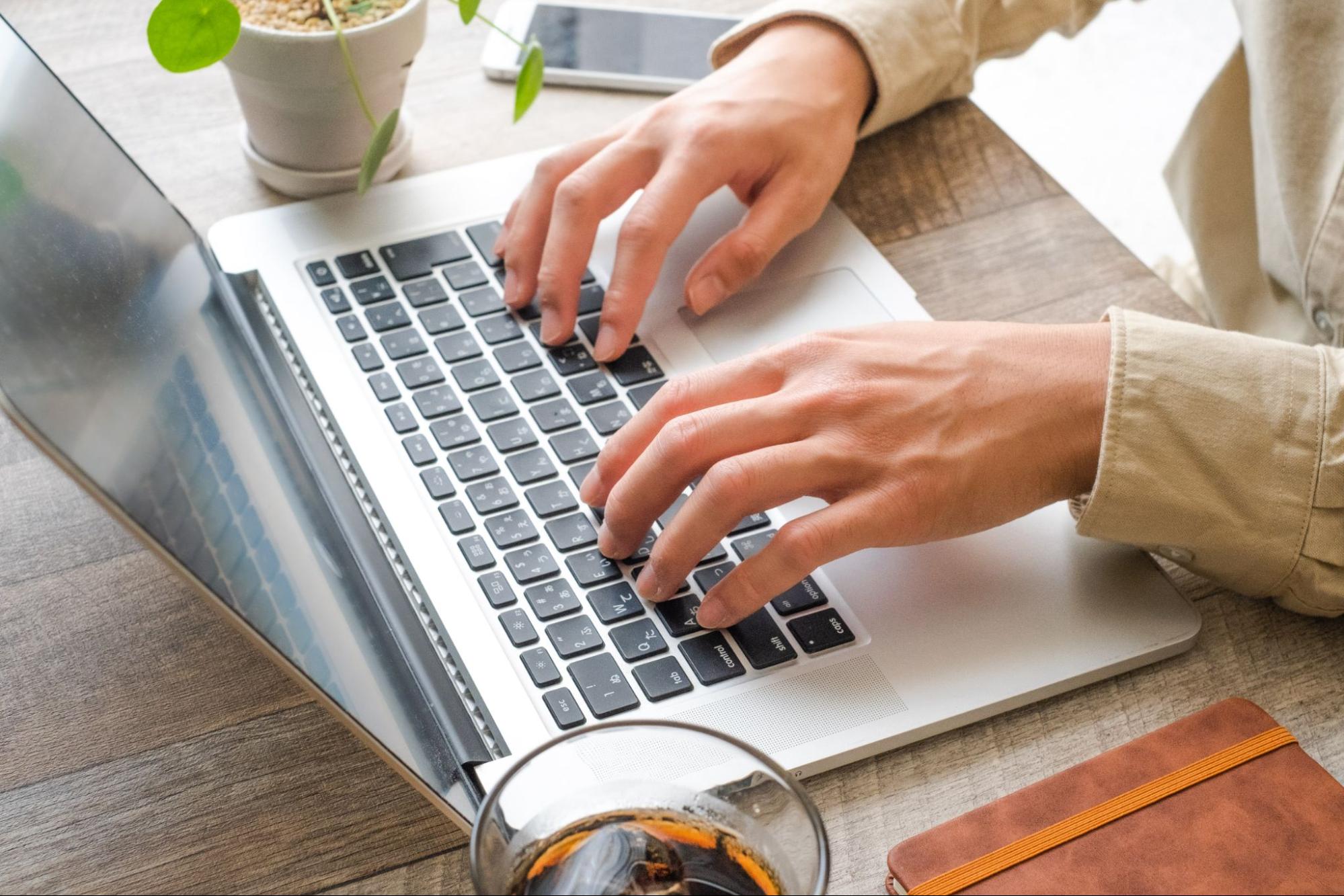 サテライトオフィスを活用して業務を行うビジネスパーソンのイメージ