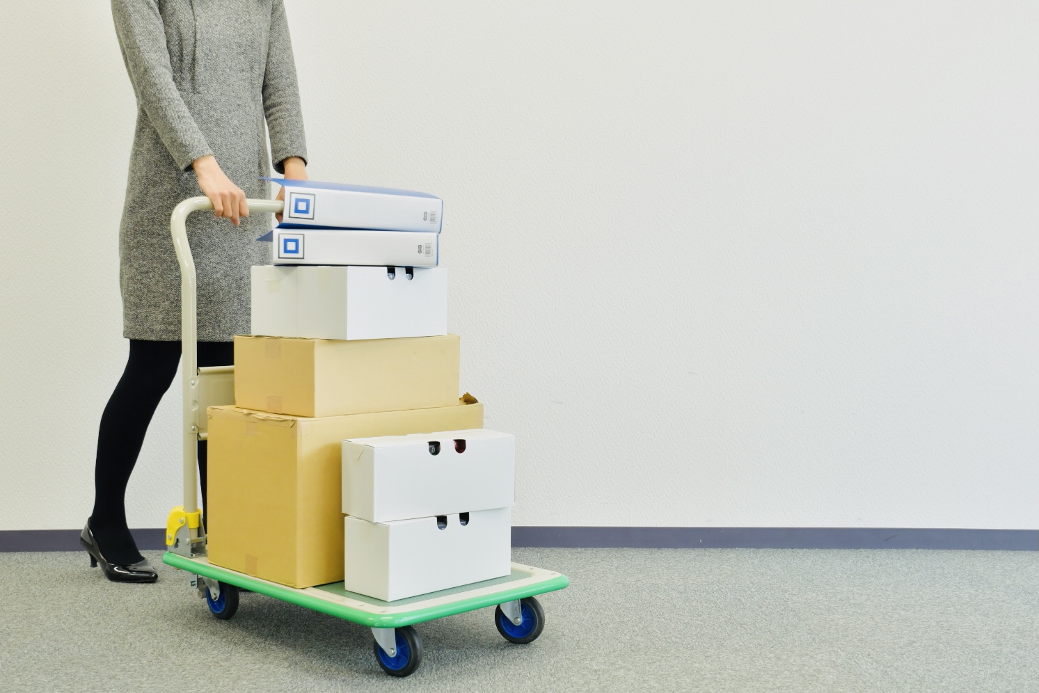 オフィス移転作業で台車を使って荷物を運搬する様子