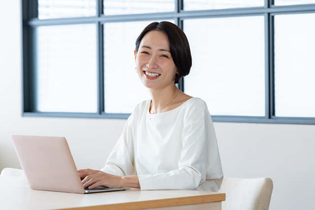 新橋で自分に合ったコワーキングスペースを見つけて働くビジネスパーソン