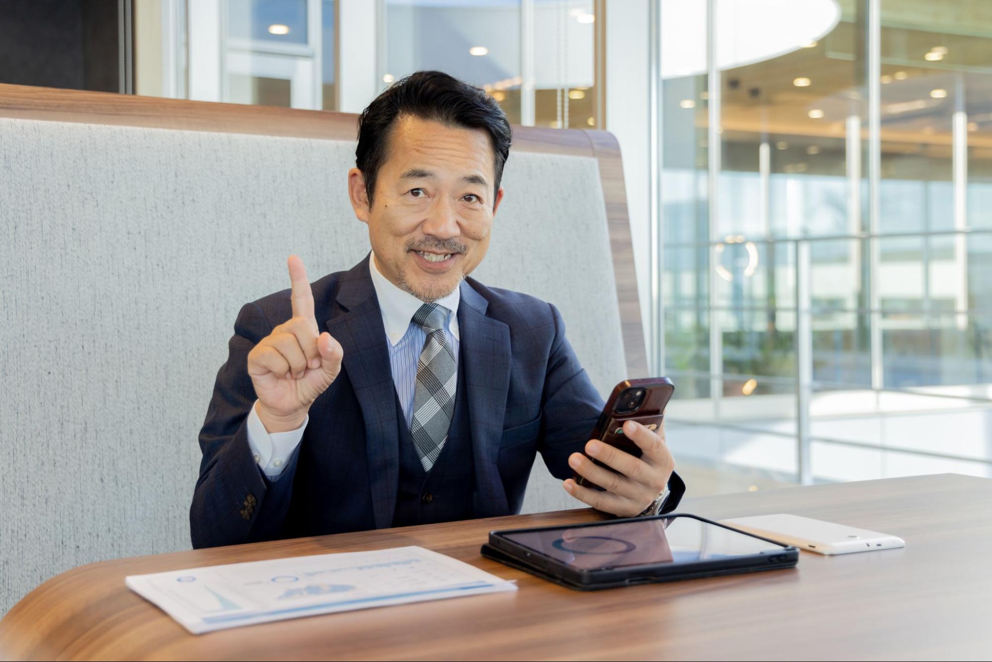 東京駅周辺のコワーキングスペース内で作業をする男性の様子