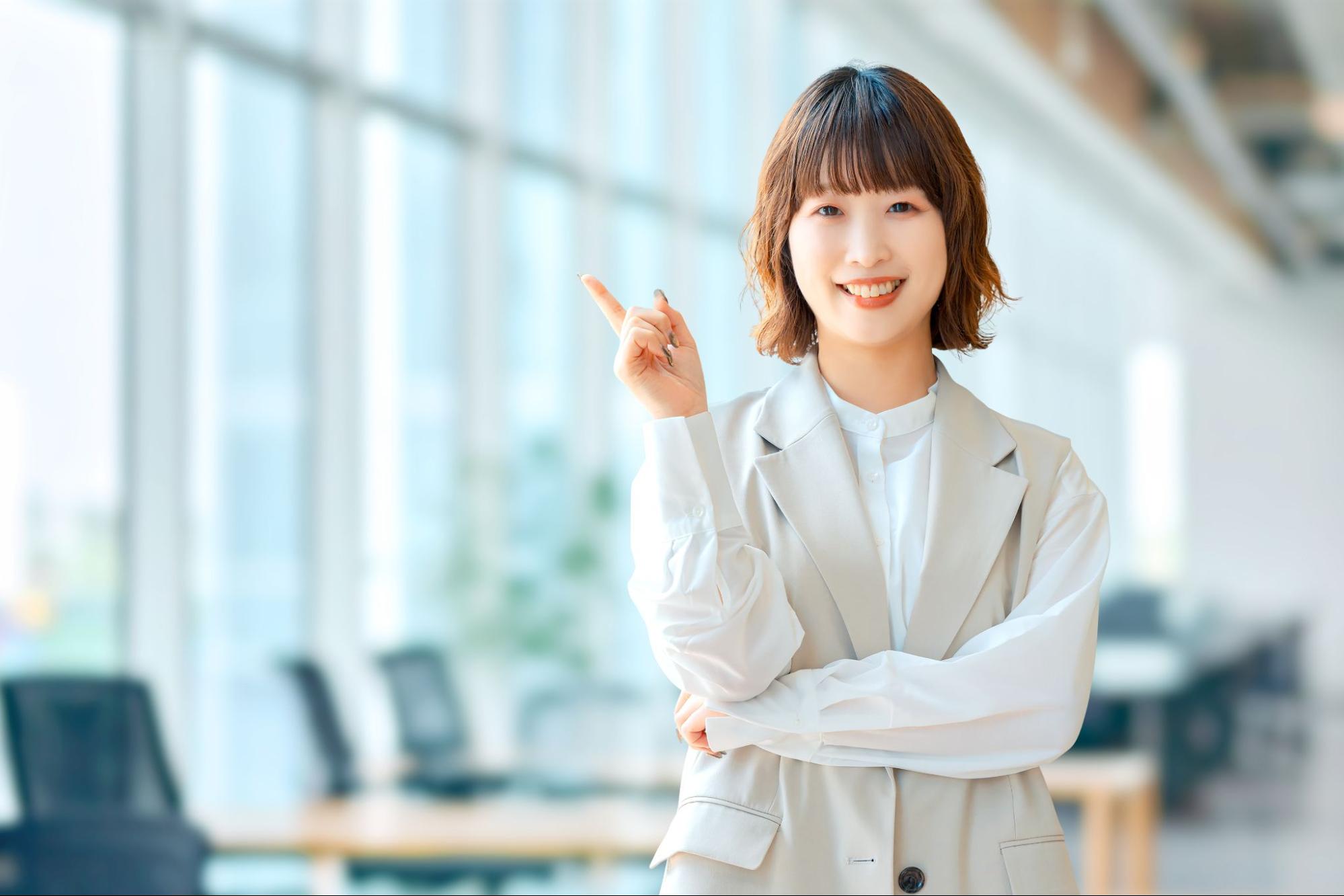 自分に合った京都のレンタルオフィスで快適に働いているビジネスマン