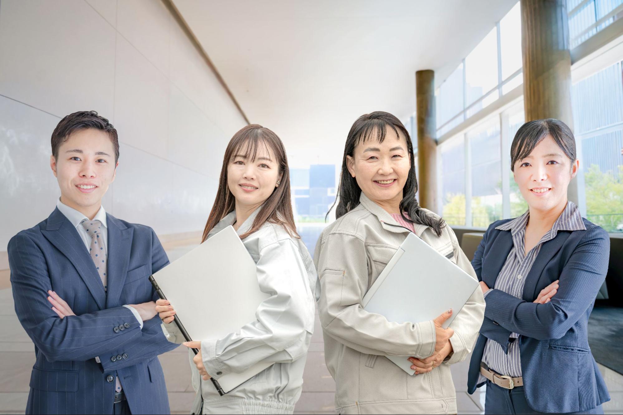 オフィスのコスト削減に取り組む従業員たち