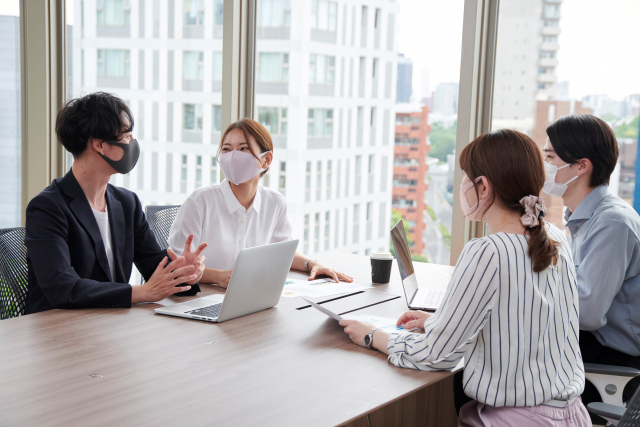 オフィス内の会議室で打ち合わせをしているイメージ