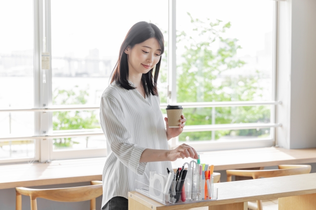 レンタルオフィスやバーチャルオフィスなど法人登記が可能なオフィスで働いているイメージ