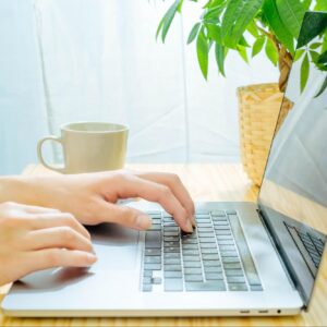 落ち着いた雰囲気の中でパソコンを操作している人