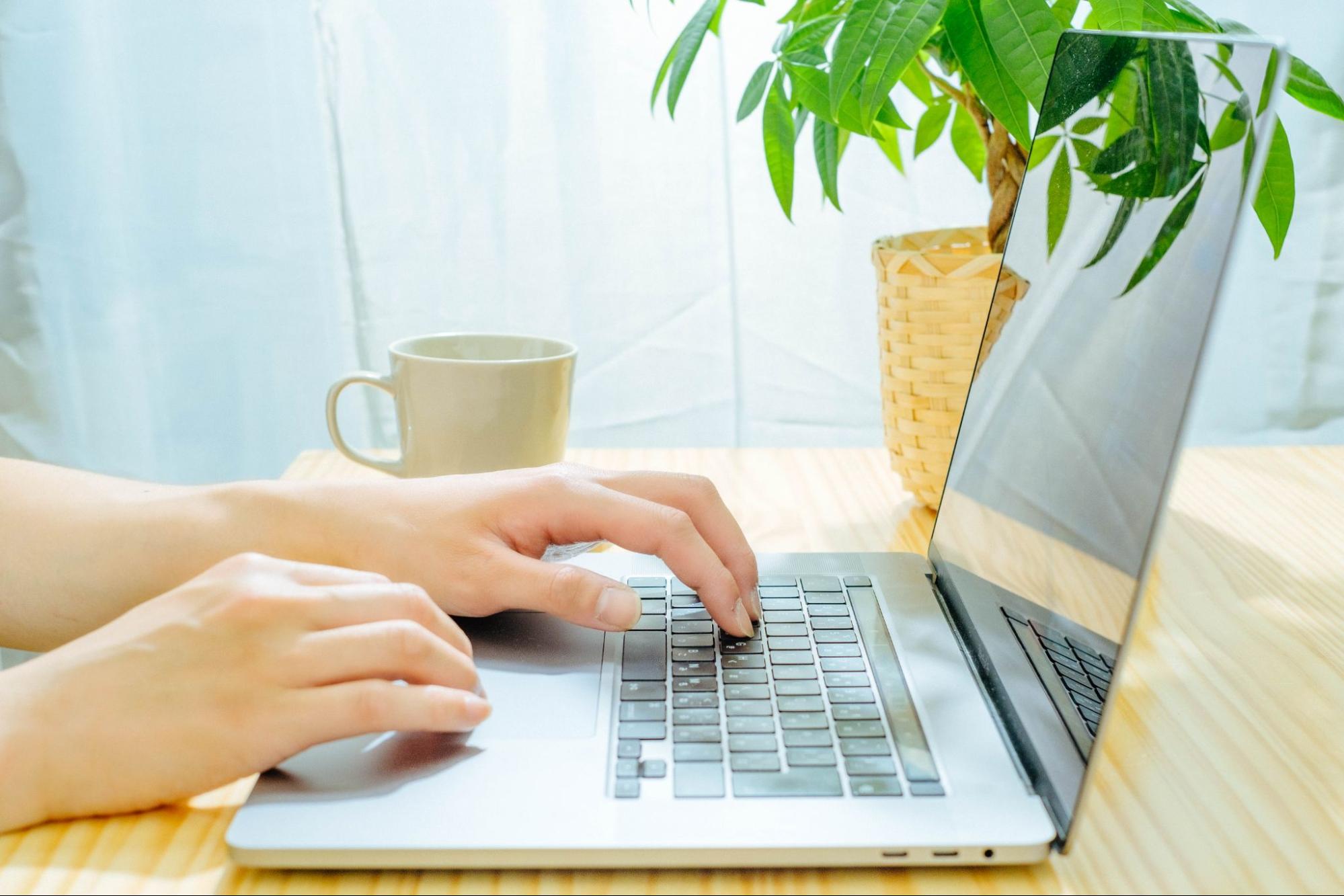 パソコン作業をするビジネスパーソンのイメージ