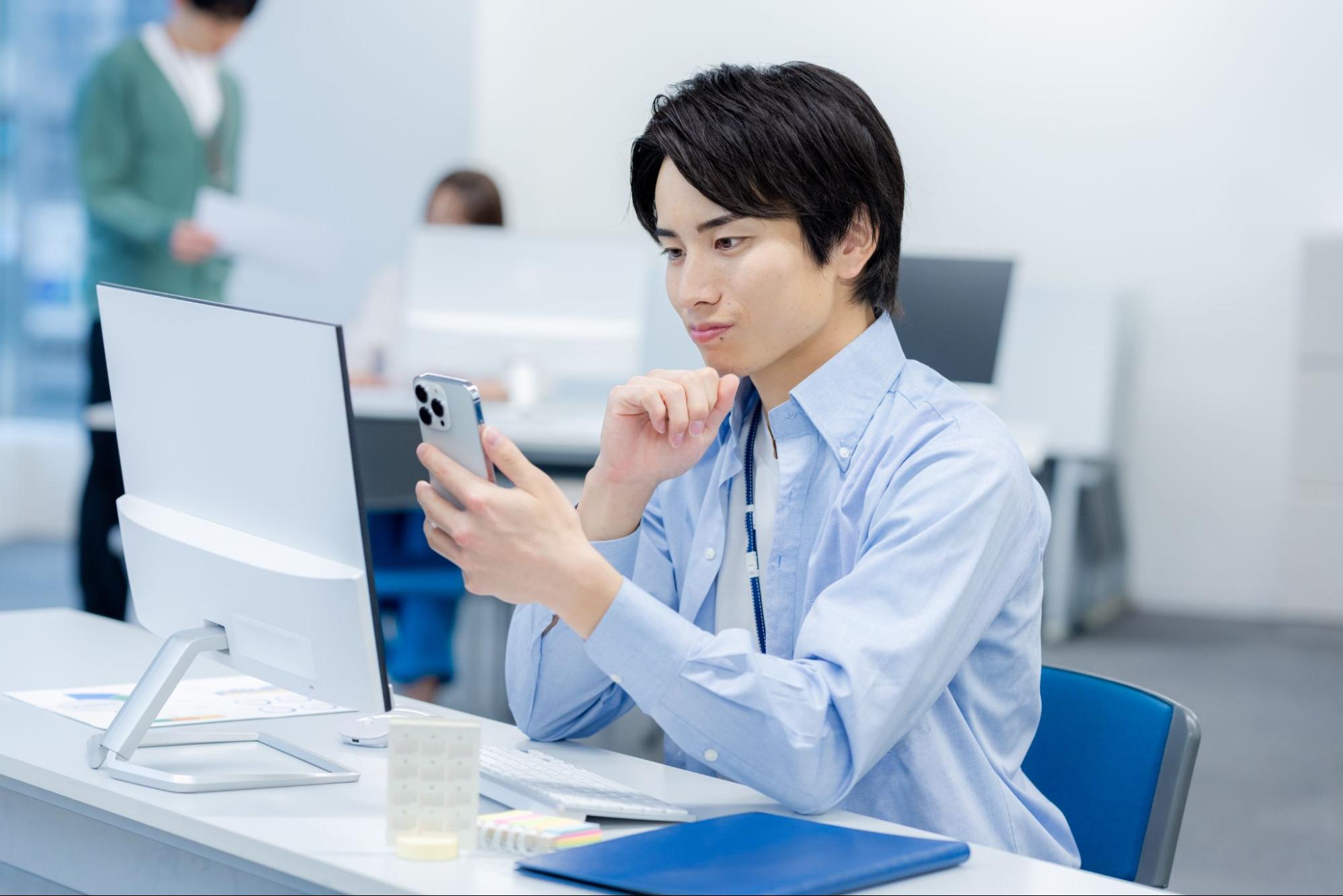 オフィス改革におけるコストやレイアウトなどの課題を検討する担当者