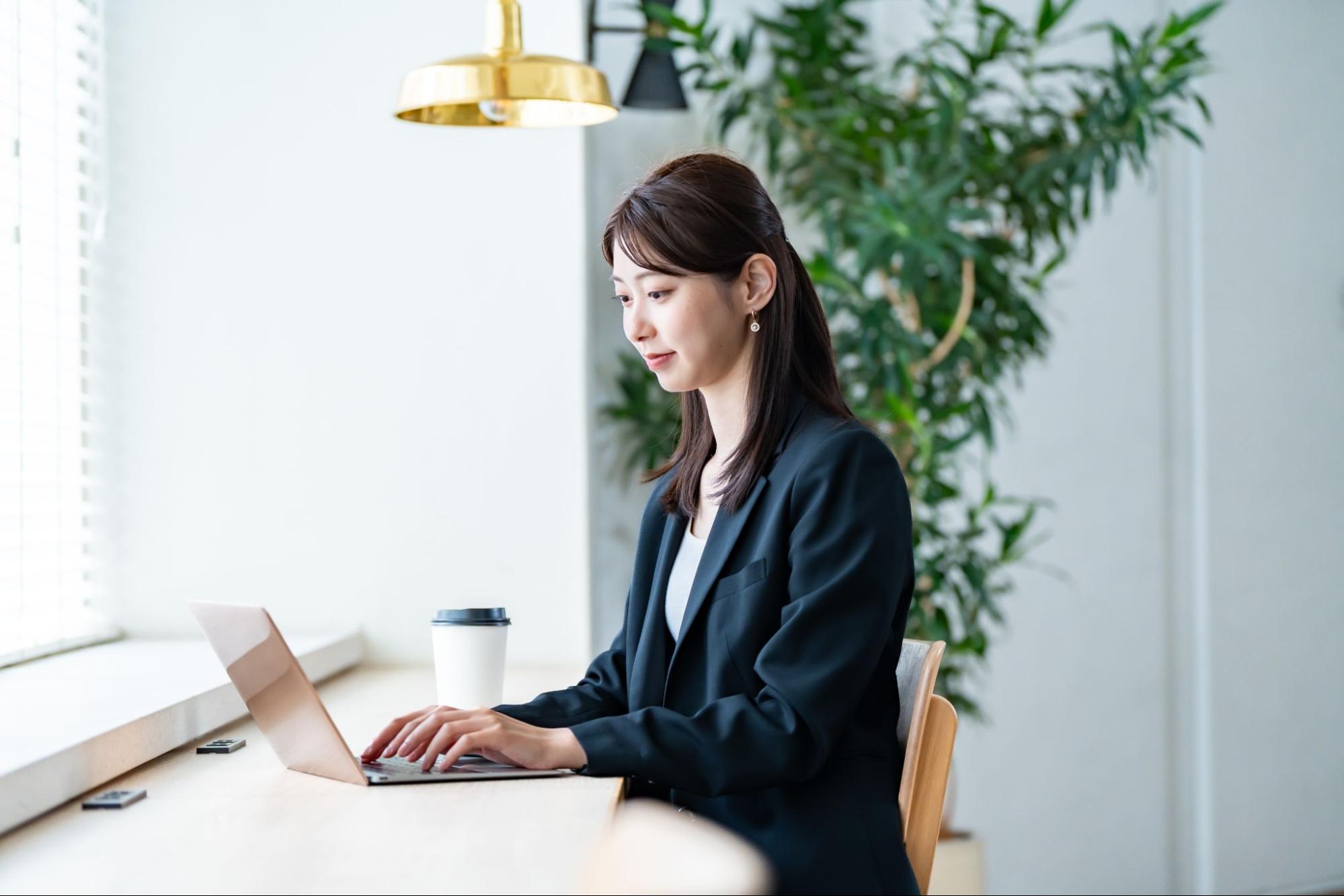 東京駅近くのコワーキングスペース選んでいるの女性のイメージ