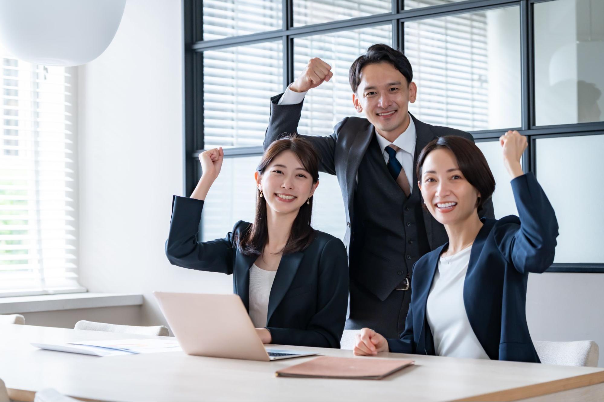 騒音や空調などオフィス課題を確認する従業員3人