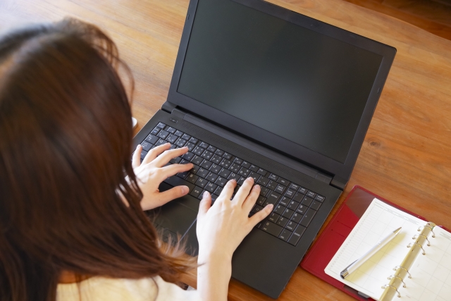 バーチャルオフィスをPCで検索をしているイメージ