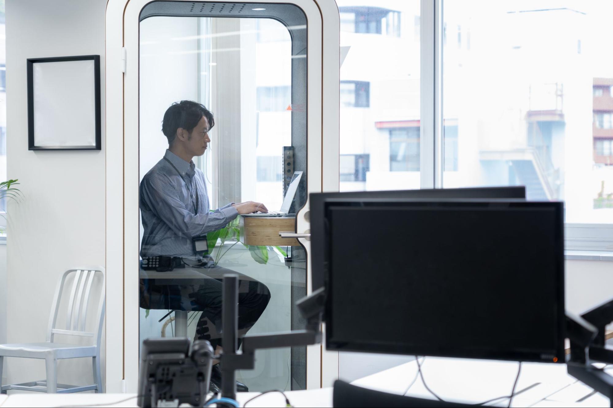 オンライン会議を行うために集中ブースを利用しているオフィスの様子