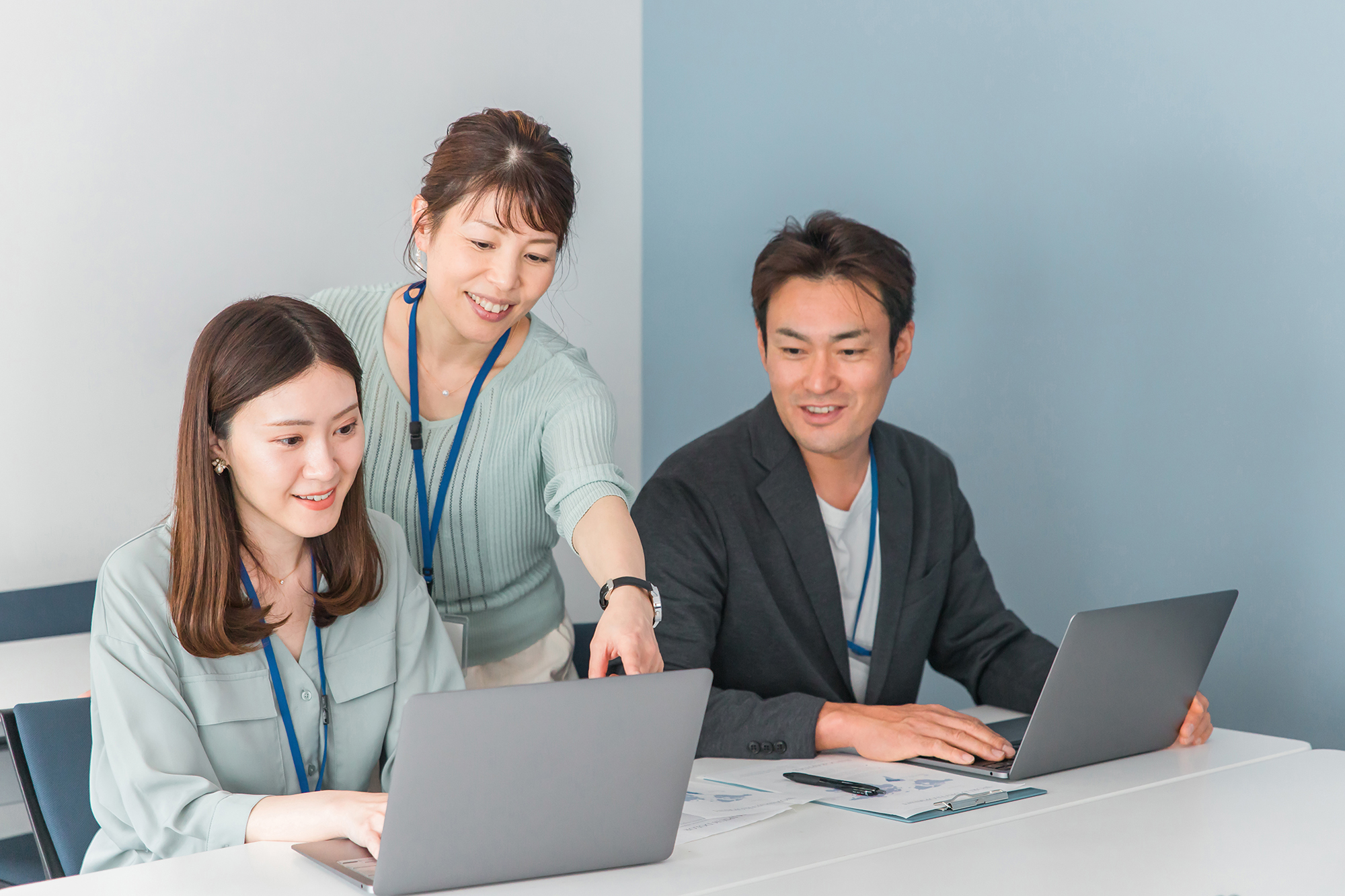 働き方改革とオフィス改革により社内コミュニケーションが活発な職場の様子