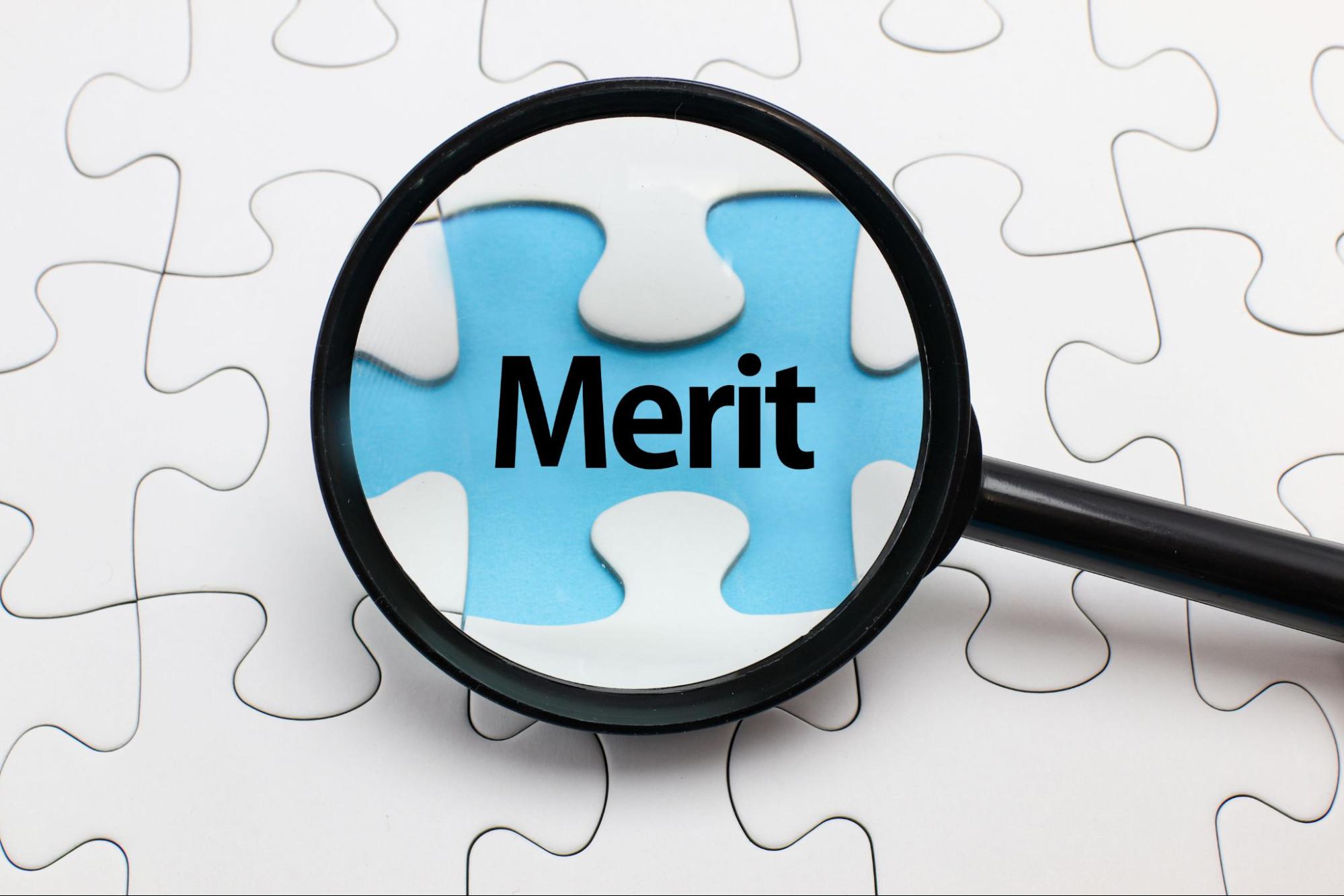 『メリット』の文字を虫眼鏡で示すイメージ