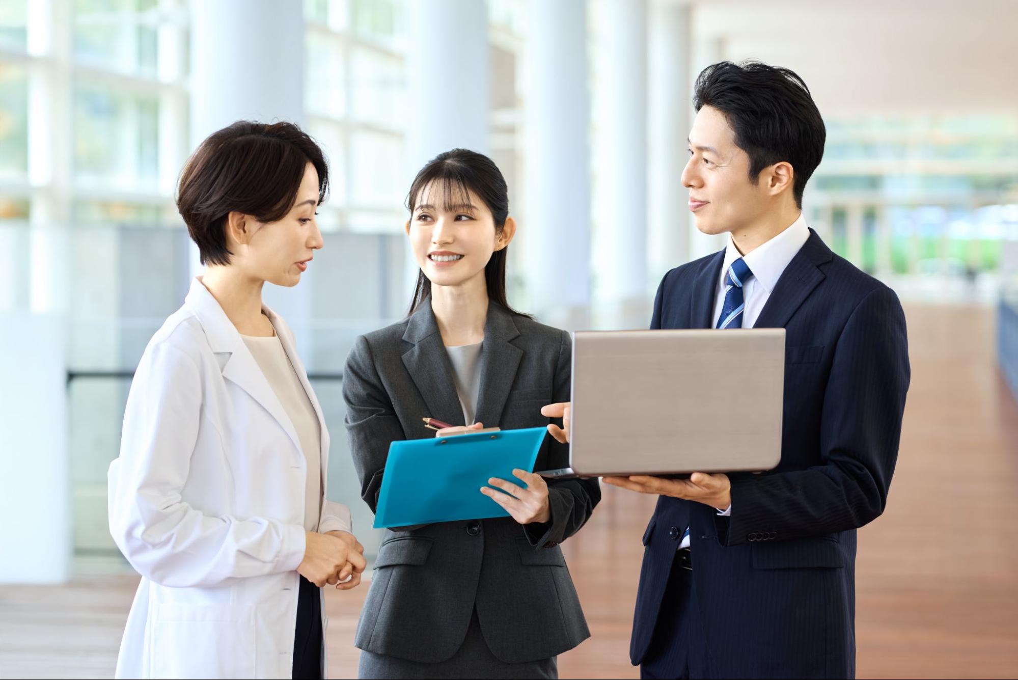 オフィスのコスト削減案について話し合っている