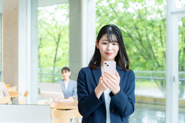 バーチャルオフィスやレンタルオフィスで仕事をしているイメージ