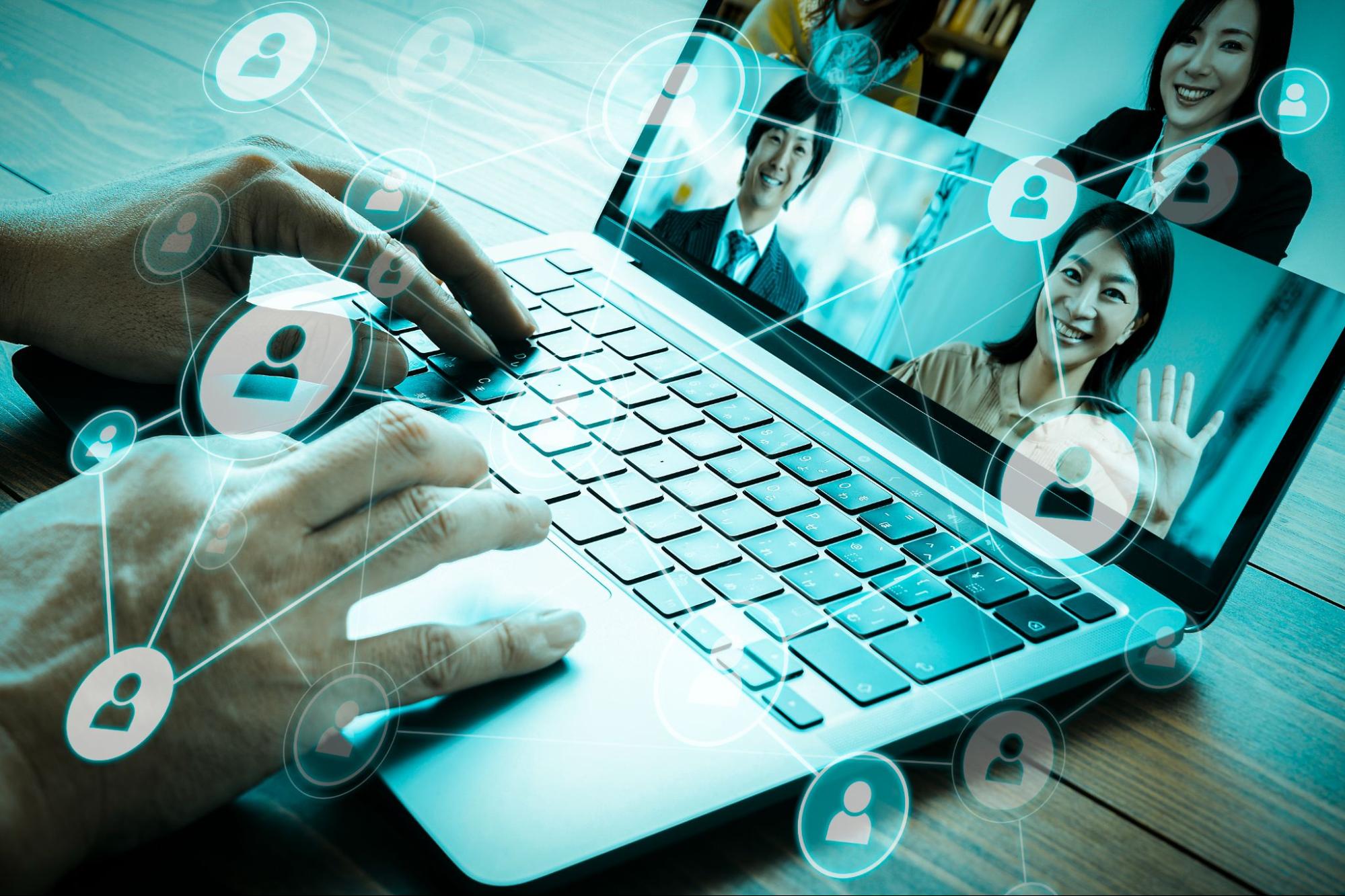 サテライトオフィスでパソコン作業をするビジネスパーソンのイメージ