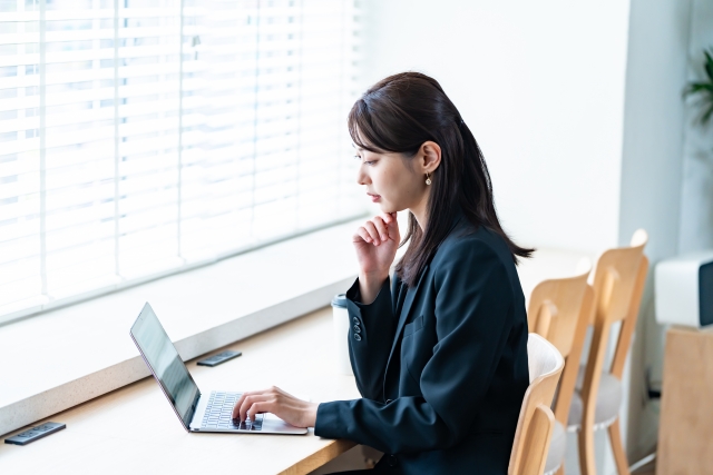 コワーキングスペースで法人登記する際の注意点を確認するイメージ