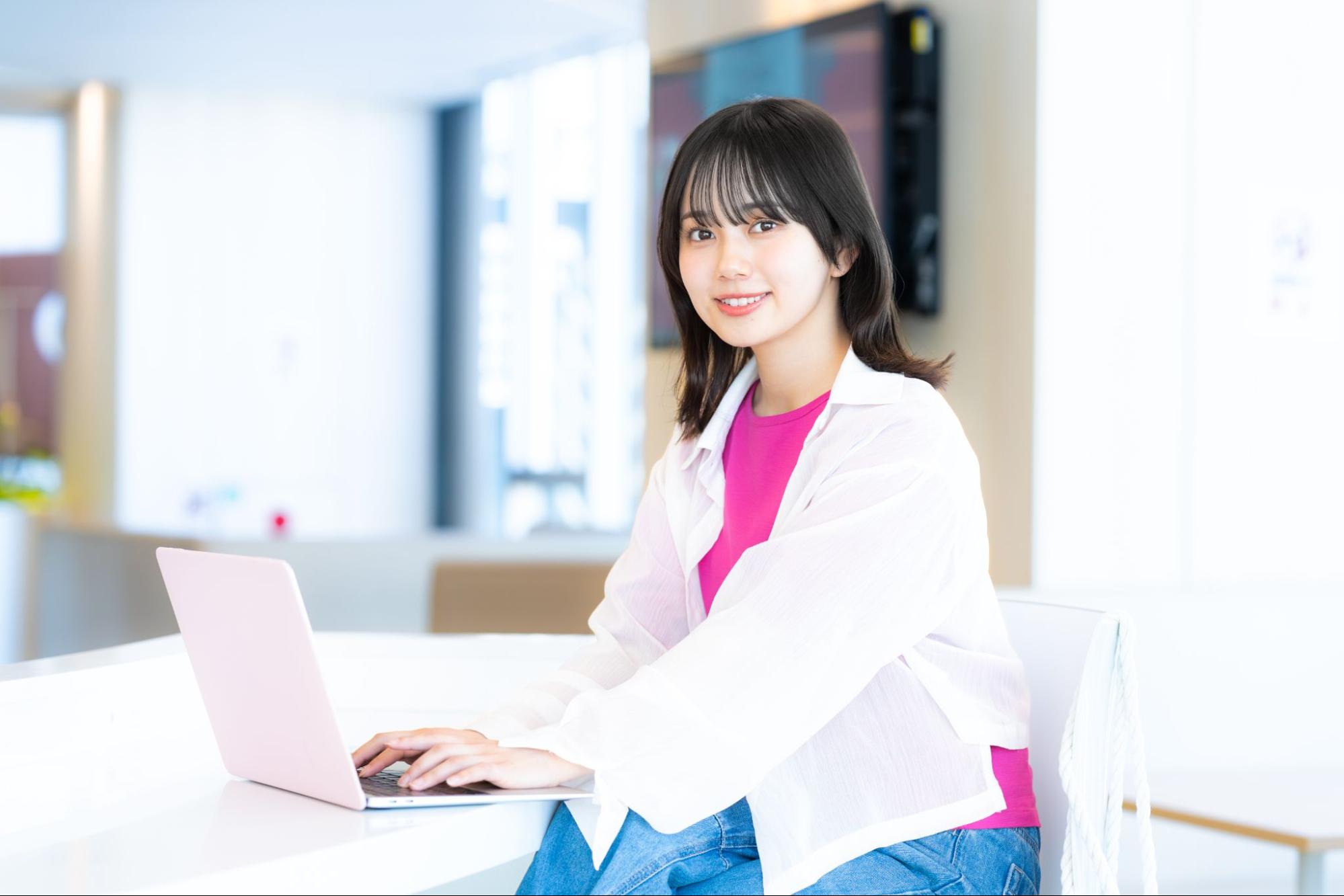 サテライトオフィスで働く女性のイメージ