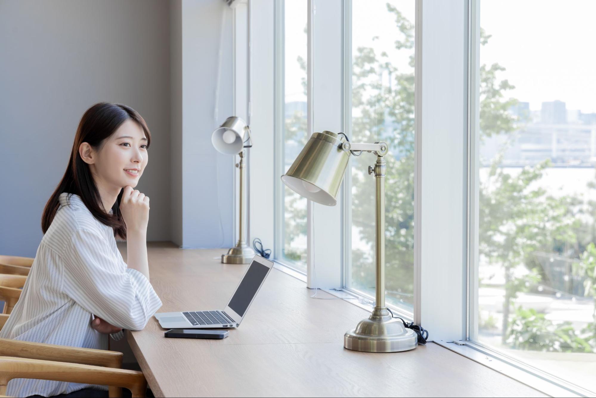 シェアオフィスでの法人登記後に作業するイメージ（PC作業）