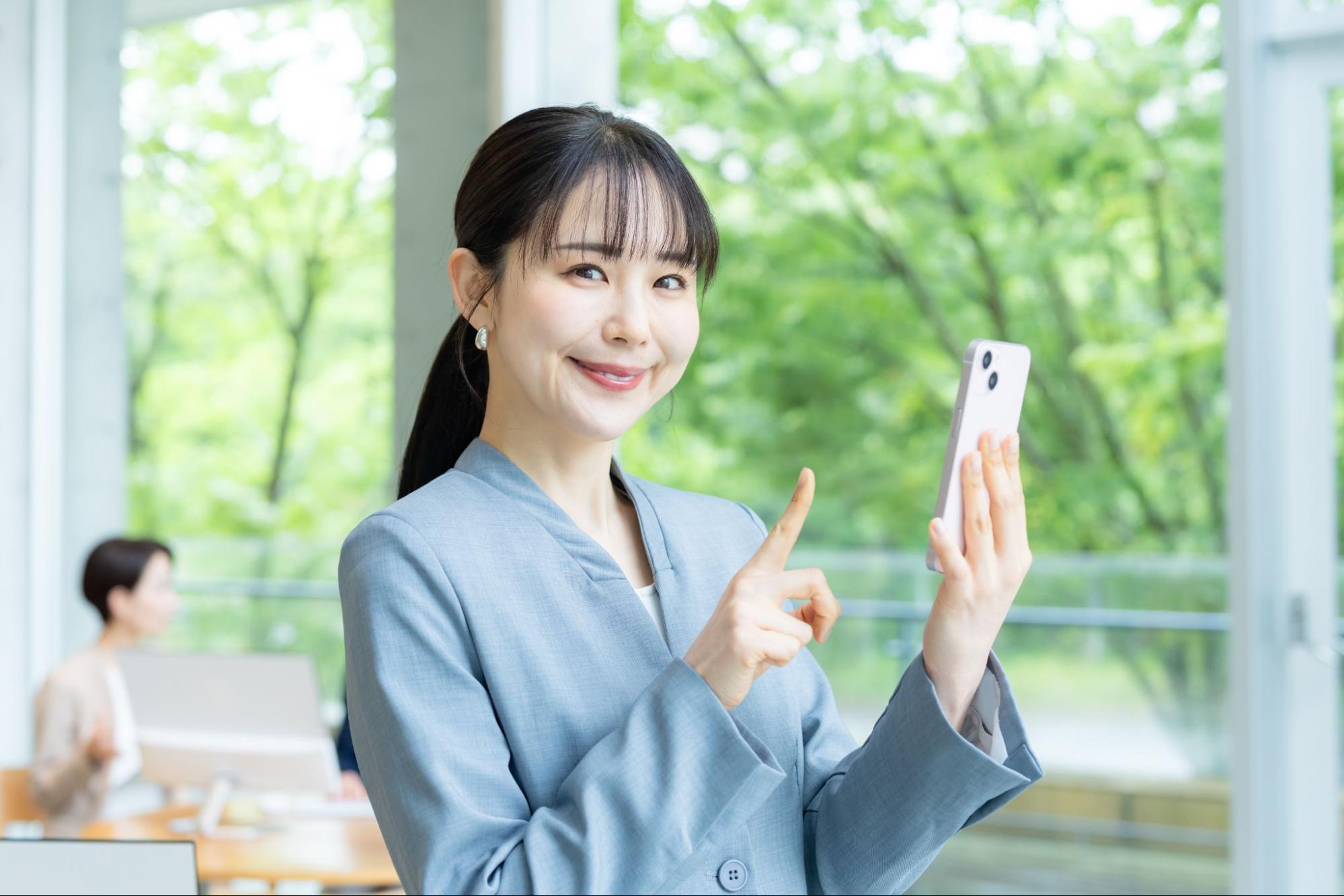 オフィス改革の具体的な施策について説明する担当者