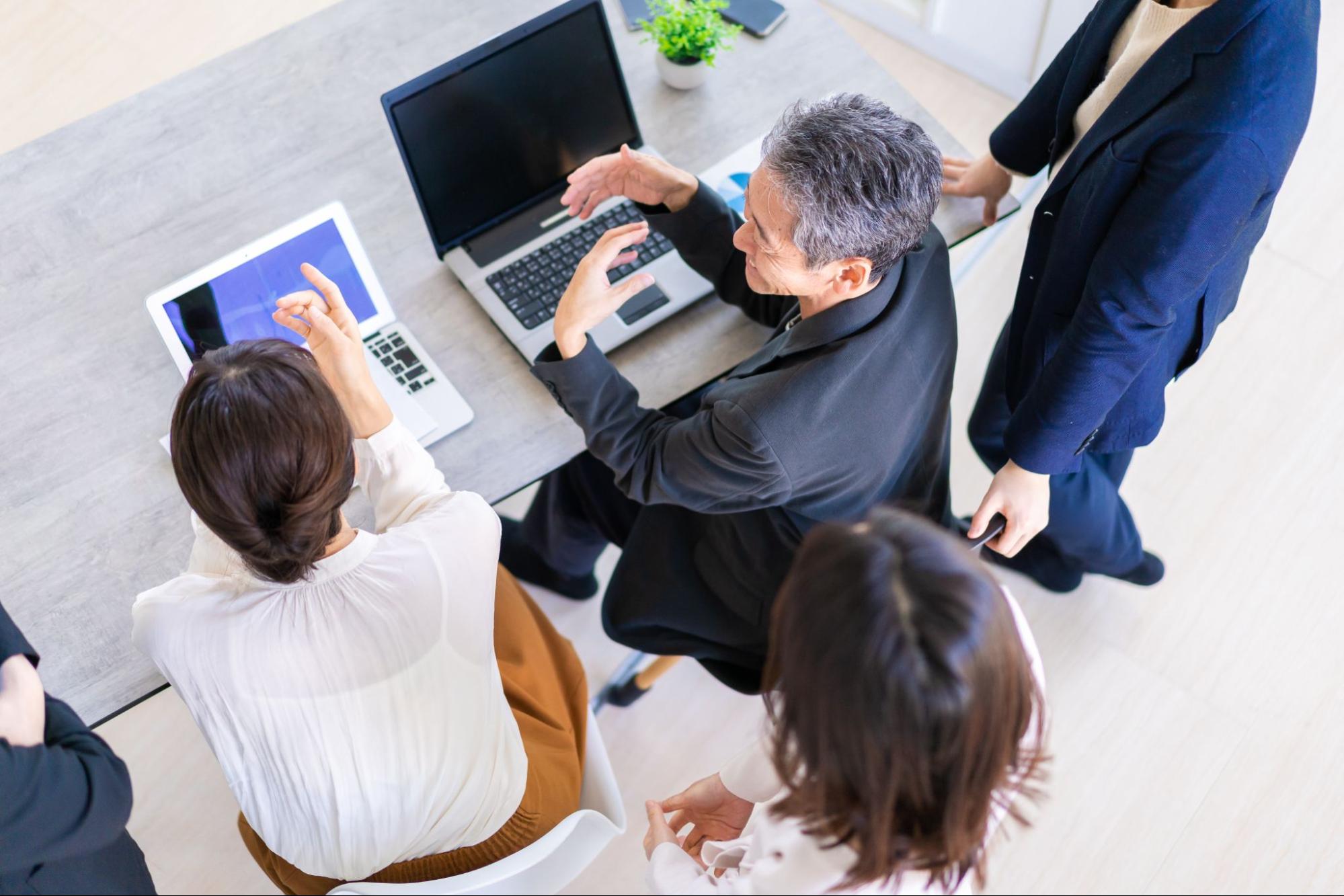 本町・心斎橋・北浜エリアのレンタルオフィス内で会議をするビジネスマン