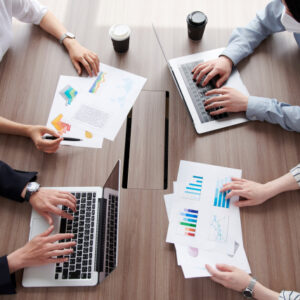 バーチャルオフィスやレンタルオフィスで仕事をしているイメージ