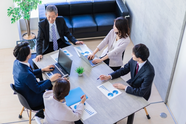 共同オフィスでミーティングしているイメージ