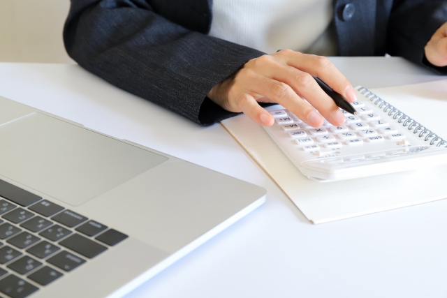 バーチャルオフィスの料金を計算しているイメージ