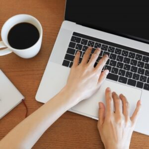 バーチャルオフィスやレンタルオフィスで仕事をしているイメージ