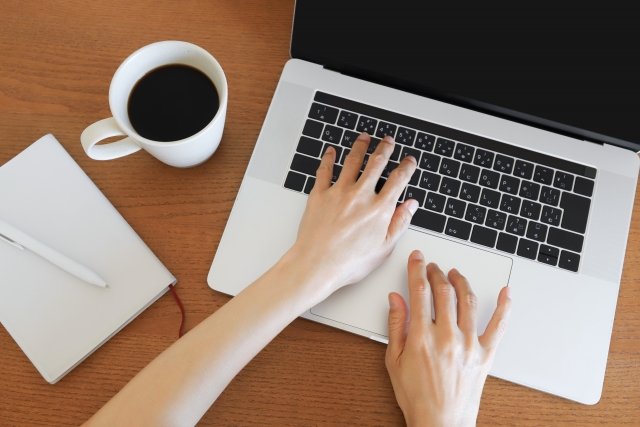 バーチャルオフィス内の席で仕事をしているイメージ