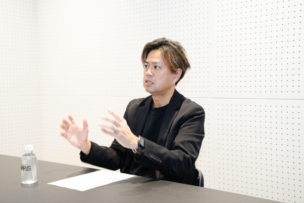インタビューに応える小畑氏