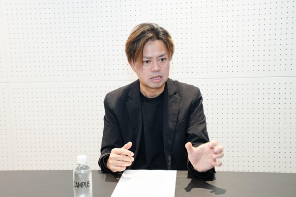 インタビューに応える小畑氏