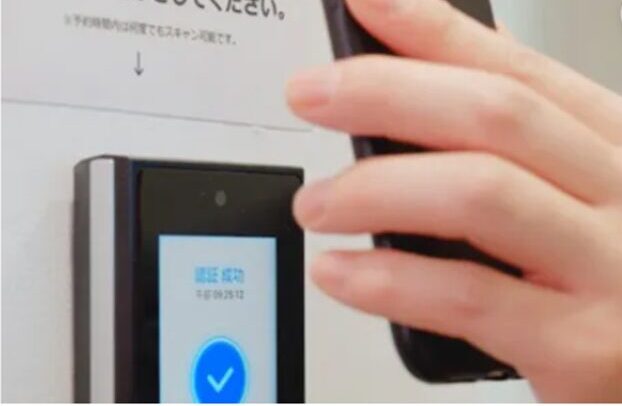QRを解錠端末にかざしてスマートに入室する様子