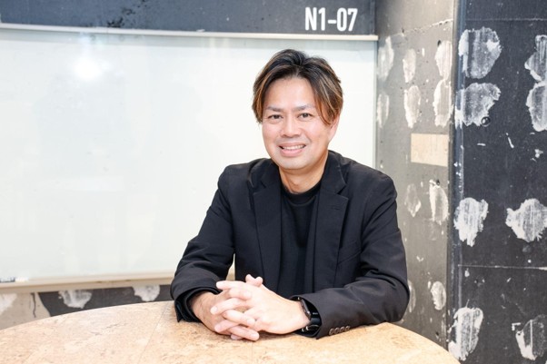 インタビューに笑顔で応える小畑氏